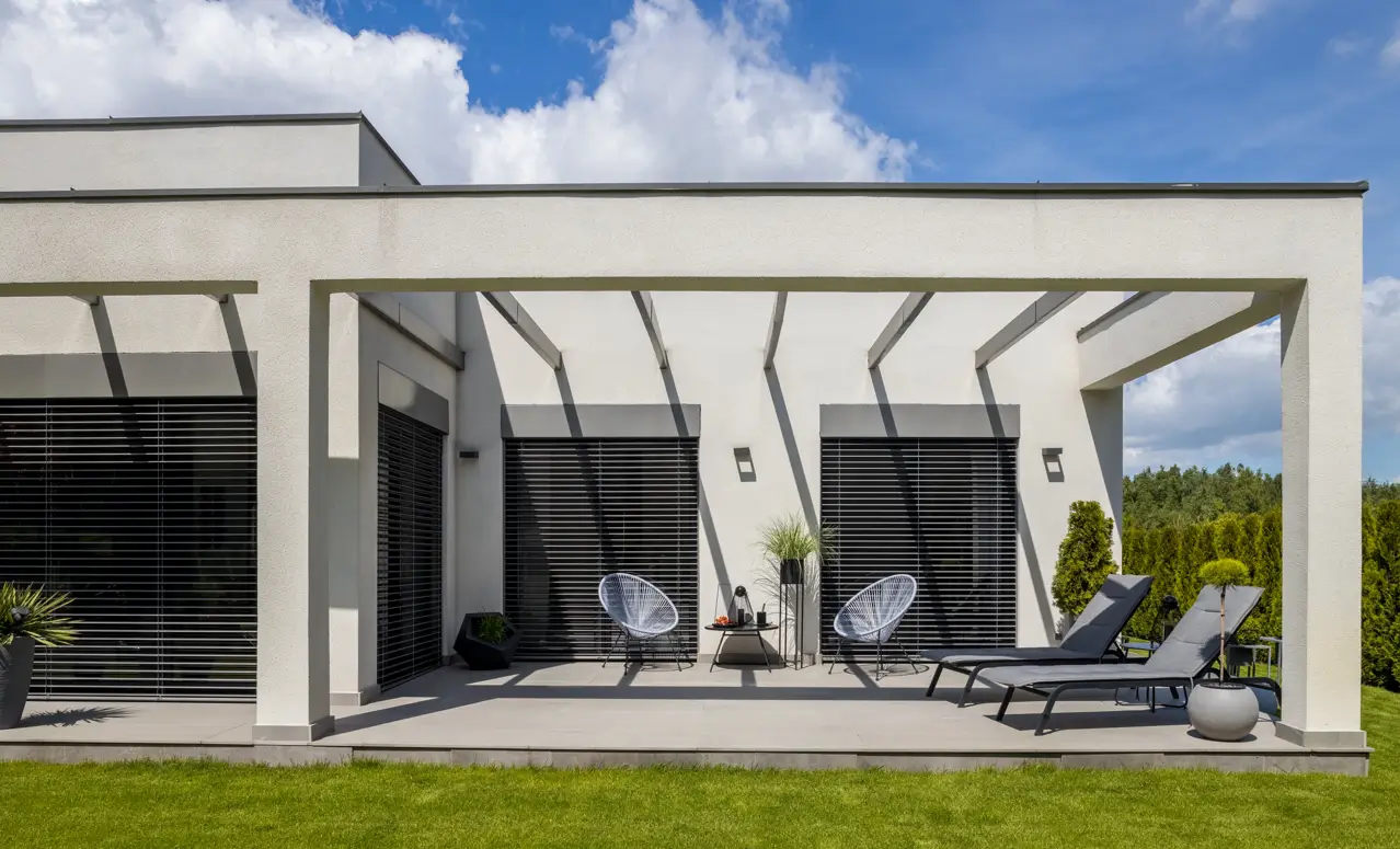 Aluminium pergola over a Dubai terrace